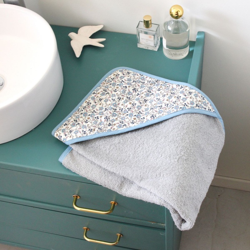 Barnab aime le caf Bath Towel Prune